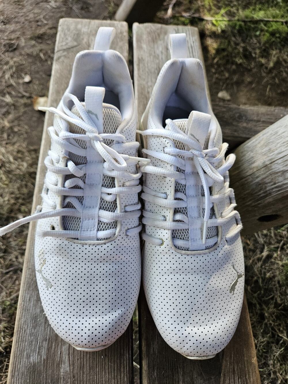 PUMA MENS AXELION SNEAKER PERFORATED ATHLETIC SHOES WHITE SILVER Sz 7.5 Preloved